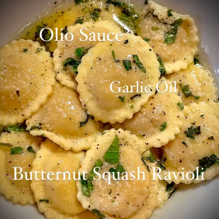 Side of 6 Ravioli with Sauce.